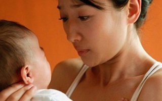Sinh xong, vợ tôi một mực từ chối gần con vì chê con xấu