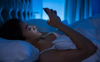 Đi ngủ "ôm" theo những thói quen này sẽ khiến cơ thể bạn bị tàn phá một cách khủng khiếp