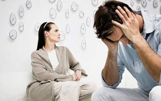 Khốn đốn vì vợ thích… “xài chùa”
