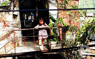 Hà Nội: Cảnh khó tin 400 người sống tại khu tập thể... chờ sập