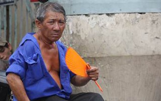 Người Sài Gòn "vật vã" trong nắng nóng đầu hè