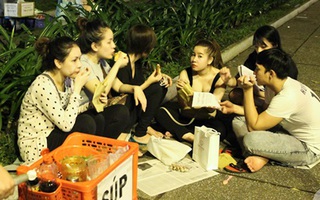 Nam thanh nữ tú Sài Gòn vô tư bỏ lại rác sau khi ngồi công viên uống cà phê