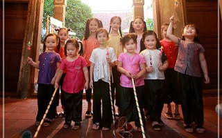 Thiếu nhi Hà thành mặc áo bà ba, làm đèn lồng đón Trung thu phố cổ