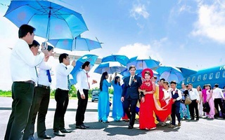 Bất ngờ với những tiết lộ của cặp đôi rước dâu hoành tráng bằng máy bay
