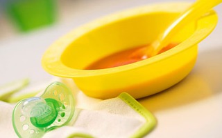 Tác hại khôn lường khi cho bé ăn dặm sớm