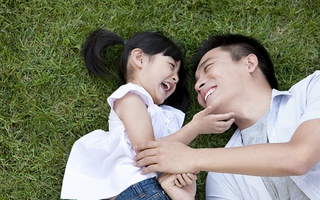 Những bà mẹ "cách ly" con gái với bố