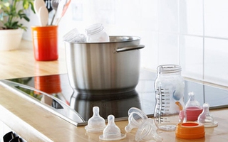 Giúp mẹ tiệt trùng bình sữa đúng cách cho bé