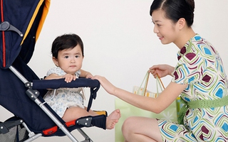 Mẹ "bóp miệng" chi tiền triệu sắm hàng ngoại cho con