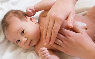 Mách mẹ bài mát-xa giúp bé mau lớn