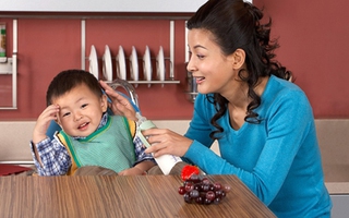 Mẹ đã có chiêu cực cao tay trị bé biếng ăn