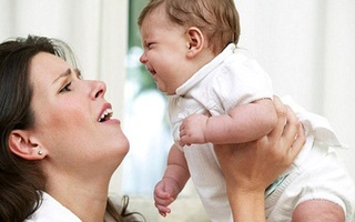 Phát hoảng vì mẹ trẻ lười chăm con