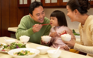 Mẹ mớm cơm, mớm luôn mầm bệnh cho con