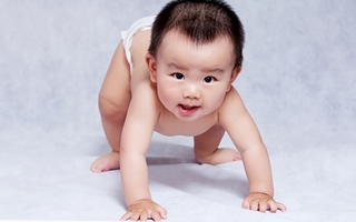 Chuyên gia giải thích nguyên nhân bé thích bò lùi