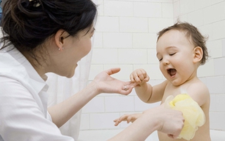 Một vài mẹo giúp việc tắm cho bé dễ dàng hơn