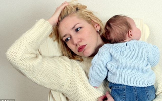 Bế con ru ngủ sẽ khiến mẹ mất ngủ thường xuyên