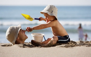 15 điều cha mẹ nên làm khi cùng con đi du lịch biển
