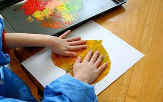 Nhặt lá rụng về bày trò chơi siêu yêu cho bé