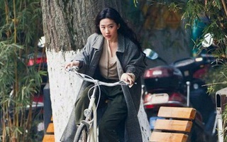 Lưu Diệc Phi giản dị đạp xe bên bờ hồ vẫn đẹp hút hồn