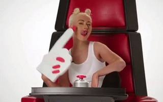 Christina Aguilera "nhái" Britney, Miley trên ghế HLV The Voice US