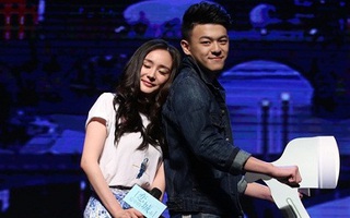 Dương Mịch tình tứ tựa đầu vào vai “trai lạ”