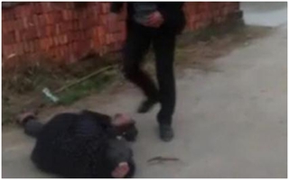 Clip: Đám thanh niên vô cảm cười nói, vỗ tay khi chứng kiến cụ bà bị đánh dã man 