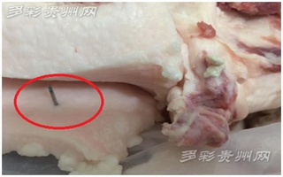 Chuẩn bị chiên thịt, tá hoả phát hiện "vật thể lạ" dài 2cm trong miếng thịt lợn 