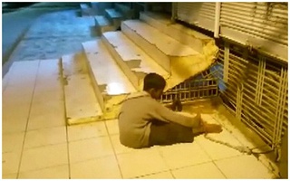 Clip: Cậu bé thiểu năng trí tuệ bị cha mẹ trói chân như loài vật gây phẫn nộ