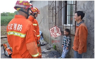 Con trai bị kẹt đầu vào rào chống trộm, bố đứng bên cạnh cười ha ha