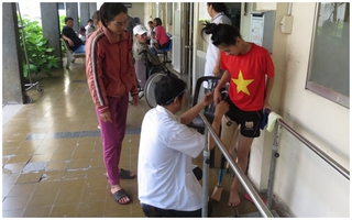 Cận cảnh hoàn thiện chân giả cho Hà Vi