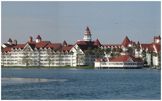 Nóng: Người dân Orlando náo loạn vì cậu bé 2 tuổi bị cá sấu kéo xuống hồ gần Disney World