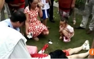 Chồng cắt cổ vợ vì cãi nhau ngay trước cổng trường con