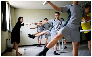Để xả stress, binh lính Hàn Quốc rủ nhau đi múa ballet