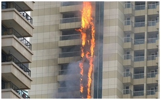 Tòa chung cư 75 tầng ở Dubai bốc cháy ngùn ngụt