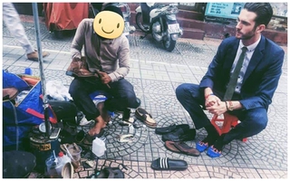 Bị chụp lén khi đang ngồi đánh giày, chàng Tây này vẫn khiến dân tình "đổ đứ đừ" vì quá đẹp trai!
