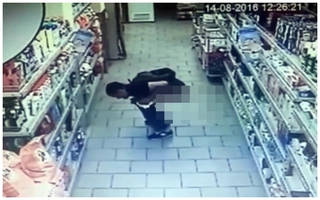 Chuyện thật như đùa: Nam thanh niên ăn mặc sành điệu, hồn nhiên phóng uế... giữa siêu thị