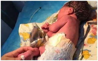 Tưởng bé sơ sinh đã chết, người mẹ nhẫn tâm vứt ngay vào thùng rác