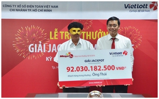 Người trúng xổ số 92 tỉ đeo mặt nạ lĩnh thưởng