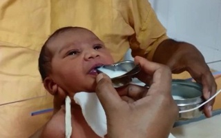 Cô bé 1 tháng tuổi suýt chết vì bị bỏ rơi trong đêm đông giá rét phục hồi kì diệu
