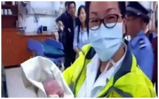 Nghẹt thở giây phút cứu mạng bé sơ sinh bị mẹ vứt trong bồn cầu ở bệnh viện
