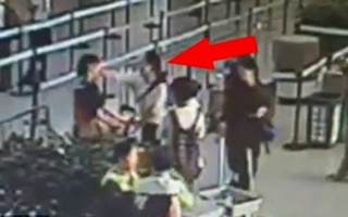 Hành khách nữ tát nhân viên sân bay vì bị yêu cầu không được mang hành lý quá khổ lên máy bay