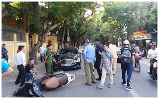Hà Nội: Xe Mercedes gây tai nạn liên hoàn, 4 người bị thương