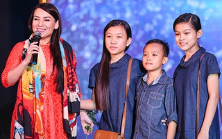 Hồ Văn Cường lên sân khấu với mẹ nuôi Phi Nhung sau khi đăng quang VN Idol Kids
