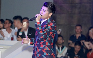 Noo Phước Thịnh cuồng nhiệt đẫm mồ hôi với tour diễn châu Âu