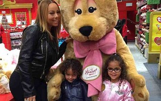 Đêm khuya Mariah Carey đưa 2 con đi mua sắm