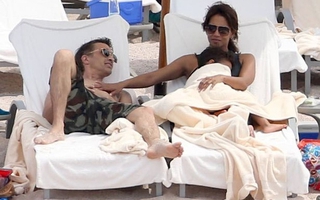 Miêu nữ Halle Berry thân mật với chồng cũ trên bãi biển