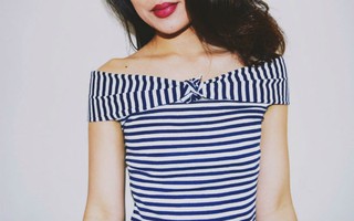 Hô biến áo thun tay dài thành hot trend áo trễ vai