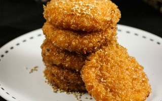 Bánh bí đỏ chiên thơm giòn quyến rũ