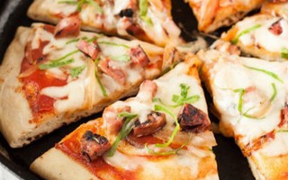 Mách bạn một cách làm bánh pizza bằng chảo siêu đơn giản