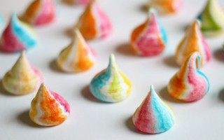 Valentine ngọt ngào với bánh Meringue đầy màu sắc 