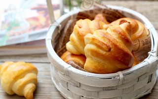 Bánh mì sừng bò thơm phức mềm ngon mời cả nhà ăn sáng